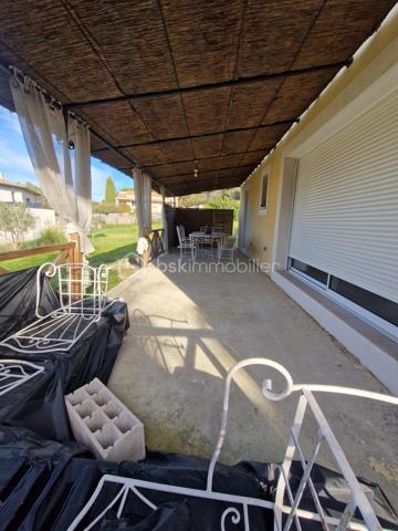 Rare sur ce secteur! A proximité immédiate des commerces et des écoles mais aussi de la nature pour des balades. 
Soyez les 1ers à venir découvrir ce bien de 94 m² sur son jardin 4 faces de 841 m² offrant de multiple possibilité. Le terrain est piscinable et offre la possibilité de garer plusieurs véhicules. L'extérieur possède déjà une terrasse en dur de 33m². 
Côté maison, vous serez séduits en entrant par le salon séjour ouvert sur la cuisine équipée de 46 m². Ce dernier ouvre sur la terrasse existante et cette pièce est très lumineuse et bien agencée. 
Vous pouvez également accéder au garage de l'intérieur. 
Le coin nuit est desservie par un couloir qui amène aux 3 chambres de 13, 12 et 11 m² avec dressing. Le bien est complété par une jolie salle de bain avec une douche à l'italienne et un wc séparé. 
Ce bien est clef en main! 
Je précise que ce bien est vendu avec la conformité et répond aux normes de la RT2012. 
Côté prestations: Climatisations, volets roulants électriques, doubles vitrages. 
Peu de vis à vis sur ce magnifique bien qui cherche ses repreneurs! 
N'hésitez plus et soyez les 1ers à réserver votre visite.