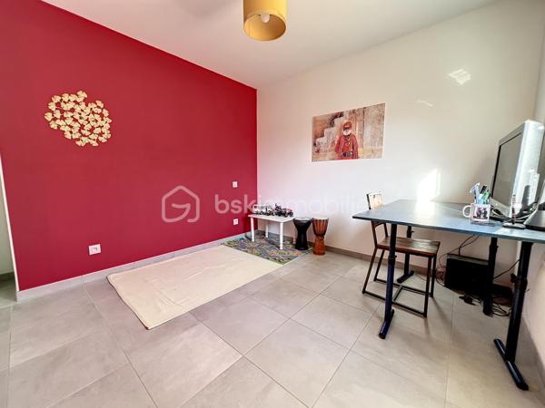 Rare sur ce secteur! A proximité immédiate des commerces et des écoles mais aussi de la nature pour des balades. 
Soyez les 1ers à venir découvrir ce bien de 94 m² sur son jardin 4 faces de 841 m² offrant de multiple possibilité. Le terrain est piscinable et offre la possibilité de garer plusieurs véhicules. L'extérieur possède déjà une terrasse en dur de 33m². 
Côté maison, vous serez séduits en entrant par le salon séjour ouvert sur la cuisine équipée de 46 m². Ce dernier ouvre sur la terrasse existante et cette pièce est très lumineuse et bien agencée. 
Vous pouvez également accéder au garage de l'intérieur. 
Le coin nuit est desservie par un couloir qui amène aux 3 chambres de 13, 12 et 11 m² avec dressing. Le bien est complété par une jolie salle de bain avec une douche à l'italienne et un wc séparé. 
Ce bien est clef en main! 
Je précise que ce bien est vendu avec la conformité et répond aux normes de la RT2012. 
Côté prestations: Climatisations, volets roulants électriques, doubles vitrages. 
Peu de vis à vis sur ce magnifique bien qui cherche ses repreneurs! 
N'hésitez plus et soyez les 1ers à réserver votre visite.