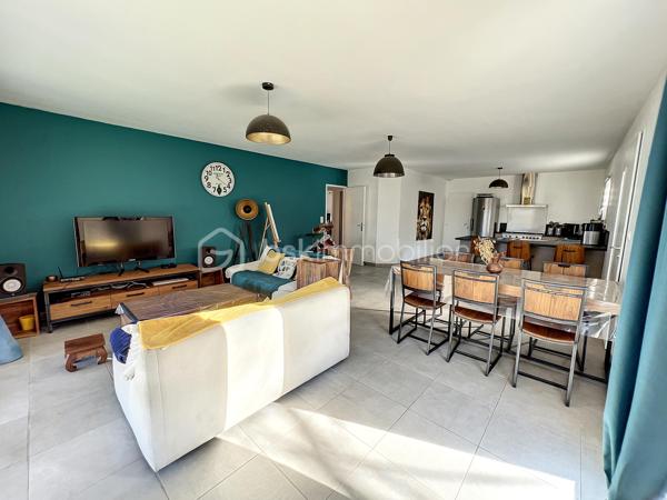 Rare sur ce secteur! A proximité immédiate des commerces et des écoles mais aussi de la nature pour des balades. 
Soyez les 1ers à venir découvrir ce bien de 94 m² sur son jardin 4 faces de 841 m² offrant de multiple possibilité. Le terrain est piscinable et offre la possibilité de garer plusieurs véhicules. L'extérieur possède déjà une terrasse en dur de 33m². 
Côté maison, vous serez séduits en entrant par le salon séjour ouvert sur la cuisine équipée de 46 m². Ce dernier ouvre sur la terrasse existante et cette pièce est très lumineuse et bien agencée. 
Vous pouvez également accéder au garage de l'intérieur. 
Le coin nuit est desservie par un couloir qui amène aux 3 chambres de 13, 12 et 11 m² avec dressing. Le bien est complété par une jolie salle de bain avec une douche à l'italienne et un wc séparé. 
Ce bien est clef en main! 
Je précise que ce bien est vendu avec la conformité et répond aux normes de la RT2012. 
Côté prestations: Climatisations, volets roulants électriques, doubles vitrages. 
Peu de vis à vis sur ce magnifique bien qui cherche ses repreneurs! 
N'hésitez plus et soyez les 1ers à réserver votre visite.