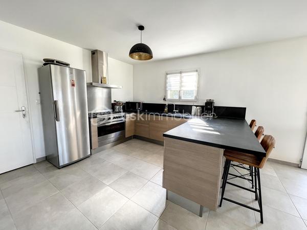 Rare sur ce secteur! A proximité immédiate des commerces et des écoles mais aussi de la nature pour des balades. 
Soyez les 1ers à venir découvrir ce bien de 94 m² sur son jardin 4 faces de 841 m² offrant de multiple possibilité. Le terrain est piscinable et offre la possibilité de garer plusieurs véhicules. L'extérieur possède déjà une terrasse en dur de 33m². 
Côté maison, vous serez séduits en entrant par le salon séjour ouvert sur la cuisine équipée de 46 m². Ce dernier ouvre sur la terrasse existante et cette pièce est très lumineuse et bien agencée. 
Vous pouvez également accéder au garage de l'intérieur. 
Le coin nuit est desservie par un couloir qui amène aux 3 chambres de 13, 12 et 11 m² avec dressing. Le bien est complété par une jolie salle de bain avec une douche à l'italienne et un wc séparé. 
Ce bien est clef en main! 
Je précise que ce bien est vendu avec la conformité et répond aux normes de la RT2012. 
Côté prestations: Climatisations, volets roulants électriques, doubles vitrages. 
Peu de vis à vis sur ce magnifique bien qui cherche ses repreneurs! 
N'hésitez plus et soyez les 1ers à réserver votre visite.