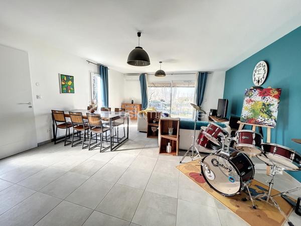 Rare sur ce secteur! A proximité immédiate des commerces et des écoles mais aussi de la nature pour des balades. 
Soyez les 1ers à venir découvrir ce bien de 94 m² sur son jardin 4 faces de 841 m² offrant de multiple possibilité. Le terrain est piscinable et offre la possibilité de garer plusieurs véhicules. L'extérieur possède déjà une terrasse en dur de 33m². 
Côté maison, vous serez séduits en entrant par le salon séjour ouvert sur la cuisine équipée de 46 m². Ce dernier ouvre sur la terrasse existante et cette pièce est très lumineuse et bien agencée. 
Vous pouvez également accéder au garage de l'intérieur. 
Le coin nuit est desservie par un couloir qui amène aux 3 chambres de 13, 12 et 11 m² avec dressing. Le bien est complété par une jolie salle de bain avec une douche à l'italienne et un wc séparé. 
Ce bien est clef en main! 
Je précise que ce bien est vendu avec la conformité et répond aux normes de la RT2012. 
Côté prestations: Climatisations, volets roulants électriques, doubles vitrages. 
Peu de vis à vis sur ce magnifique bien qui cherche ses repreneurs! 
N'hésitez plus et soyez les 1ers à réserver votre visite.