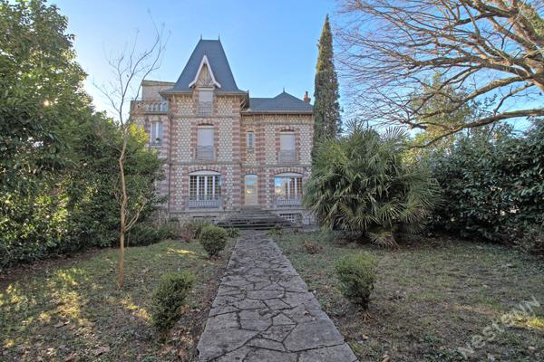 AGEN - immeuble de caractère de 355 m² avec dépendance de 60 m² jardin et garages sur un terrain de 2600 m² environ..