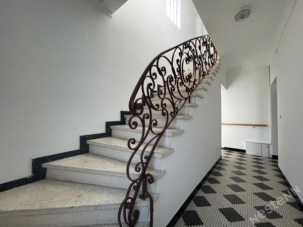 AGEN - immeuble de caractère de 355 m² avec dépendance de 60 m² jardin et garages sur un terrain de 2600 m² environ..
