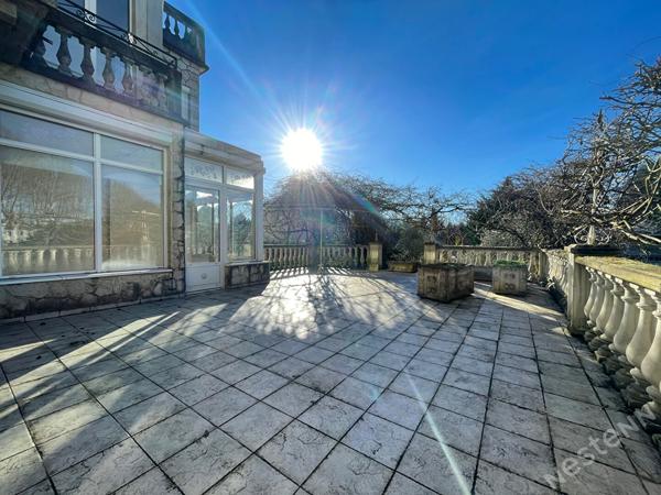 AGEN - immeuble de caractère de 355 m² avec dépendance de 60 m² jardin et garages sur un terrain de 2600 m² environ..