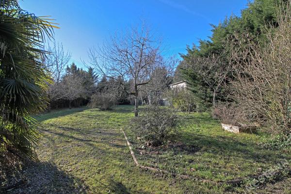 AGEN - immeuble de caractère de 355 m² avec dépendance de 60 m² jardin et garages sur un terrain de 2600 m² environ..