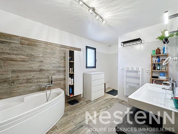 Maison familiale avec piscine et solarium à vendre à Saint-Martin-de-Crau ? Caphan, sans vis-à-vis