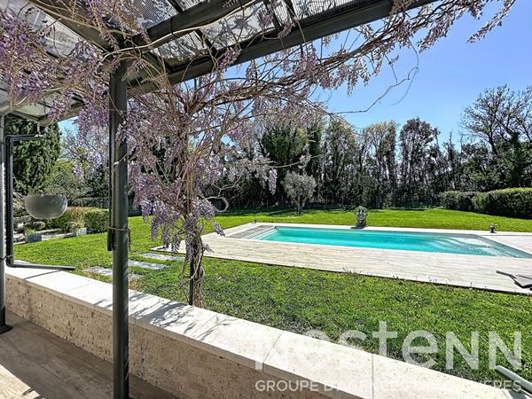 Maison familiale avec piscine et solarium à vendre à Saint-Martin-de-Crau ? Caphan, sans vis-à-vis