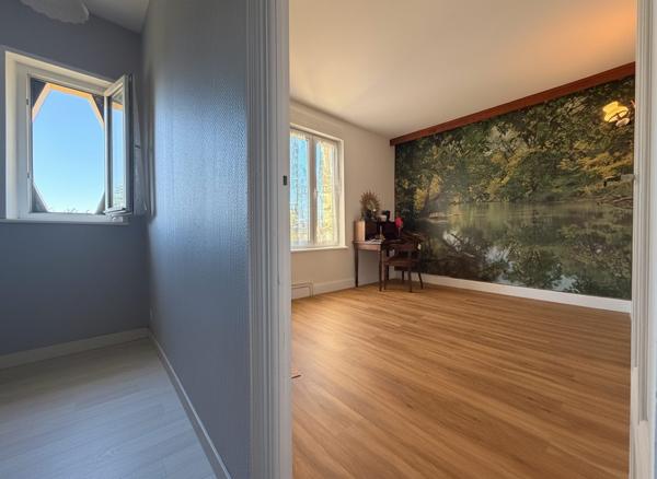 Maison individuelle avec vaste terrain constructible