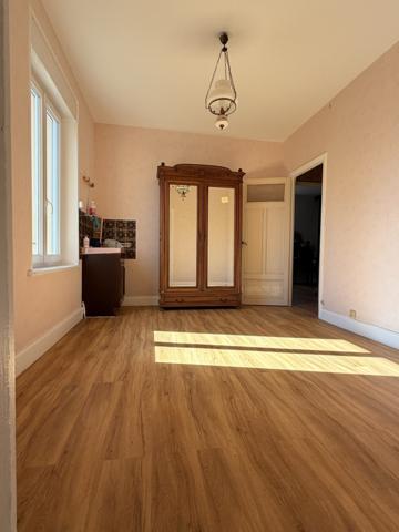 Maison individuelle avec vaste terrain constructible