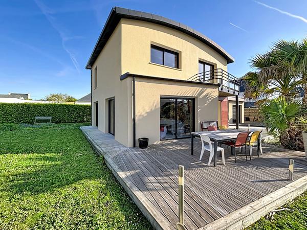 PLOUGONVELIN - Maison contemporaine 143m² sur 891m² de terrain paysagé