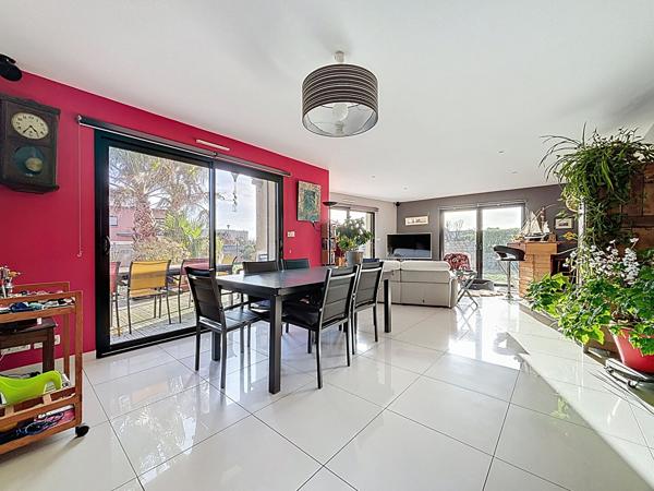 PLOUGONVELIN - Maison contemporaine 143m² sur 891m² de terrain paysagé