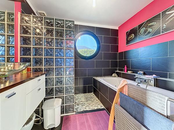 PLOUGONVELIN - Maison contemporaine 143m² sur 891m² de terrain paysagé
