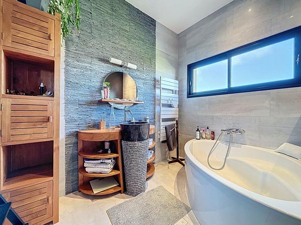 PLOUGONVELIN - Maison contemporaine 143m² sur 891m² de terrain paysagé