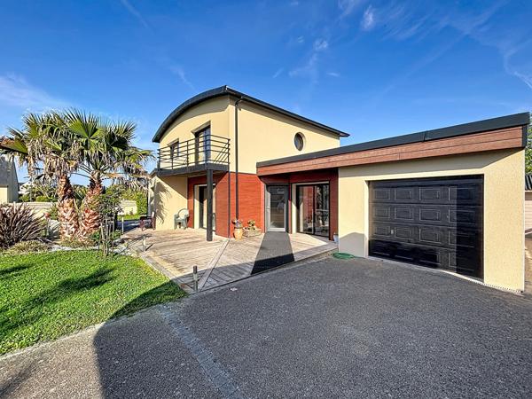 PLOUGONVELIN - Maison contemporaine 143m² sur 891m² de terrain paysagé