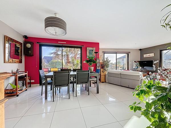 PLOUGONVELIN - Maison contemporaine 143m² sur 891m² de terrain paysagé