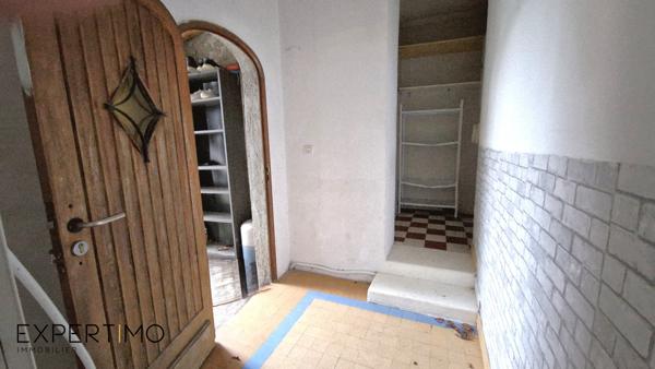 Sainte-Geneviève-des-Bois (91700) À VENDRE Sainte-Geneviève-des-Bois (91700) – Maison de plain-pied à rénover avec jardin et stationnement