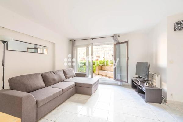 Appartement
         2 pièces
        - 60 m² 214 500 € *