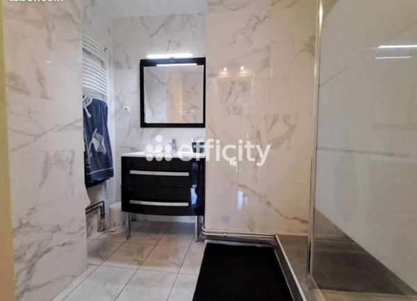 Appartement
         2 pièces
        - 60 m² 209 000 € *