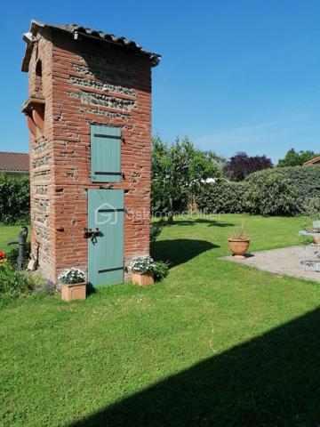 Élégante Toulousaine de caractère aux portes de Toulouse

À seulement 15 kilomètres de l’aéroport de Toulouse-Blagnac et de la place du Capitole, cette superbe maison du XIXe siècle de type Toulousaine séduit dès les premiers instants par son authenticité, ses volumes généreux et son environnement privilégié.

Nichée au cœur d’un magnifique terrain arboré de 2 500 m², cette propriété offre un cadre de vie rare, alliant calme absolu, charme de l’ancien et proximité immédiate de Toulouse.

Baignée de lumière grâce à ses nombreuses ouvertures, la maison dévoile de vastes pièces de réception où se mêlent élégance et convivialité. Les cheminées apportent une atmosphère chaleureuse aux différents espaces de vie, tandis que la cuisine entièrement équipée s’intègre parfaitement à l’esprit familial de la demeure.

Pensée pour accueillir une grande famille ou répondre à un projet de vie alliant habitation et activité professionnelle, le télétravail étant facilement envisageable dans un bureau bien isolé, la propriété offre un remarquable potentiel d’aménagement avec jusqu’à sept chambres possibles.

L’espace nuit comprend actuellement :

Cinq belles chambres à l’étage, sublimées par de superbes parquets massifs ;
Deux chambres en rez-de-chaussée, idéales pour recevoir ou créer un espace indépendant ;
Deux salles de bains complètes.
À l’extérieur, le jardin paysager constitue un véritable écrin de verdure. La terrasse, parfaitement exposée, invite à profiter des beaux jours dans un cadre paisible et préservé. Un espace barbecue ainsi que plusieurs dépendances complètent harmonieusement l’ensemble et offrent de nombreuses possibilités d’aménagement.

Un puit abrité dans une construction typique du secteur agrémente la propriété.

Les points forts de la propriété

Authentique maison Toulousaine de caractère
Belle restauration et parfaitement entretenue
Environnement résidentiel calme et recherché
Terrain arboré de 2 500 m²
Luminosité exceptionnelle
Vastes espaces de réception
Jusqu’à 7 chambres possibles
Parquets massifs et cheminées
Dépendances
Arrêt de bus à quelques mètres du portail.
À seulement 15 minutes de Toulouse et de l’aéroport de Blagnac.
Proche de Colomiers et du secteur aéronautique Airbus.
Une propriété de charme aux portes de la Ville Rose, idéale pour les amateurs de belles demeures souhaitant conjuguer authenticité, confort et qualité de vie dans un environnement privilégié.
Vidéo possible.

Bien rare sur le secteur.