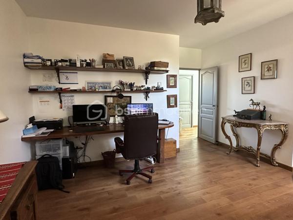 Élégante Toulousaine de caractère aux portes de Toulouse

À seulement 15 kilomètres de l’aéroport de Toulouse-Blagnac et de la place du Capitole, cette superbe maison du XIXe siècle de type Toulousaine séduit dès les premiers instants par son authenticité, ses volumes généreux et son environnement privilégié.

Nichée au cœur d’un magnifique terrain arboré de 2 500 m², cette propriété offre un cadre de vie rare, alliant calme absolu, charme de l’ancien et proximité immédiate de Toulouse.

Baignée de lumière grâce à ses nombreuses ouvertures, la maison dévoile de vastes pièces de réception où se mêlent élégance et convivialité. Les cheminées apportent une atmosphère chaleureuse aux différents espaces de vie, tandis que la cuisine entièrement équipée s’intègre parfaitement à l’esprit familial de la demeure.

Pensée pour accueillir une grande famille ou répondre à un projet de vie alliant habitation et activité professionnelle, le télétravail étant facilement envisageable dans un bureau bien isolé, la propriété offre un remarquable potentiel d’aménagement avec jusqu’à sept chambres possibles.

L’espace nuit comprend actuellement :

Cinq belles chambres à l’étage, sublimées par de superbes parquets massifs ;
Deux chambres en rez-de-chaussée, idéales pour recevoir ou créer un espace indépendant ;
Deux salles de bains complètes.
À l’extérieur, le jardin paysager constitue un véritable écrin de verdure. La terrasse, parfaitement exposée, invite à profiter des beaux jours dans un cadre paisible et préservé. Un espace barbecue ainsi que plusieurs dépendances complètent harmonieusement l’ensemble et offrent de nombreuses possibilités d’aménagement.

Un puit abrité dans une construction typique du secteur agrémente la propriété.

Les points forts de la propriété

Authentique maison Toulousaine de caractère
Belle restauration et parfaitement entretenue
Environnement résidentiel calme et recherché
Terrain arboré de 2 500 m²
Luminosité exceptionnelle
Vastes espaces de réception
Jusqu’à 7 chambres possibles
Parquets massifs et cheminées
Dépendances
Arrêt de bus à quelques mètres du portail.
À seulement 15 minutes de Toulouse et de l’aéroport de Blagnac.
Proche de Colomiers et du secteur aéronautique Airbus.
Une propriété de charme aux portes de la Ville Rose, idéale pour les amateurs de belles demeures souhaitant conjuguer authenticité, confort et qualité de vie dans un environnement privilégié.
Vidéo possible.

Bien rare sur le secteur.
