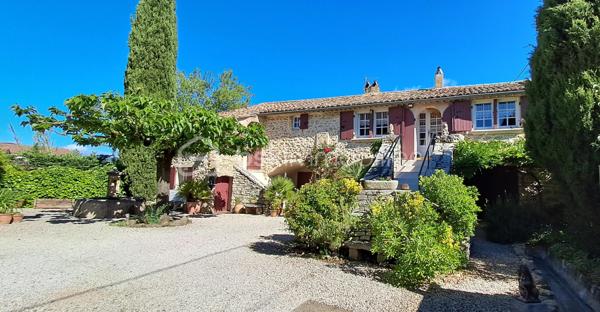 A moins de 5 km d'Alès, sur la croisée de la plaine languedocienne et des montagnes Cévenoles, Saint-Christol-Les-Alès (Gard) bénéficie de toutes les commodités dont vous avez besoin ! Découvrez ce chaleureux mas de 156 m² sur un terrain de 1500 m² entièrement clos et arboré, arrosage automatique par goutte à goutte, portail électrique. 2 garages 1 dans le bâti de la maison, l'autre sur le terrain (de plus, possibilité de garer des véhicules sur le terrain). La maison offre un cadre de vie cosy et fonctionnel avec ses 3 chambres au 1er étage (deux de 11 m² et une de 15 m²), 1 bureau, 1 cuisine séparée aménagée et équipée, 1 séjour, 1 grand salon de 32 m² avec cheminée pour des moments cocoonings. 1 pièce de rangement de 7 m², 1 salle d'eau, 1 WC séparé. Au Rez-de-chaussée, vous trouverez un coin cuisine avec séjour, 1 salon, 1 chambre et une salle d'eau avec WC. 1 cave faisant office de buanderie et de stockage. Vous serez charmés !