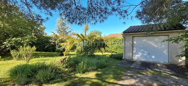 A moins de 5 km d'Alès, sur la croisée de la plaine languedocienne et des montagnes Cévenoles, Saint-Christol-Les-Alès (Gard) bénéficie de toutes les commodités dont vous avez besoin ! Découvrez ce chaleureux mas de 156 m² sur un terrain de 1500 m² entièrement clos et arboré, arrosage automatique par goutte à goutte, portail électrique. 2 garages 1 dans le bâti de la maison, l'autre sur le terrain (de plus, possibilité de garer des véhicules sur le terrain). La maison offre un cadre de vie cosy et fonctionnel avec ses 3 chambres au 1er étage (deux de 11 m² et une de 15 m²), 1 bureau, 1 cuisine séparée aménagée et équipée, 1 séjour, 1 grand salon de 32 m² avec cheminée pour des moments cocoonings. 1 pièce de rangement de 7 m², 1 salle d'eau, 1 WC séparé. Au Rez-de-chaussée, vous trouverez un coin cuisine avec séjour, 1 salon, 1 chambre et une salle d'eau avec WC. 1 cave faisant office de buanderie et de stockage. Vous serez charmés !