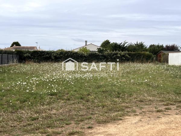 À VENDRE – TERRAIN CONSTRUCTIBLE DIVISIBLE DE 800 M² AU CŒUR D’ANGLES