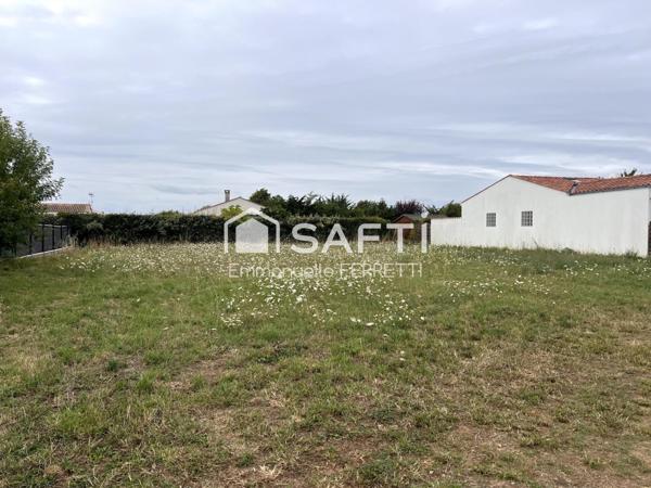 À VENDRE – TERRAIN CONSTRUCTIBLE DIVISIBLE DE 800 M² AU CŒUR D’ANGLES