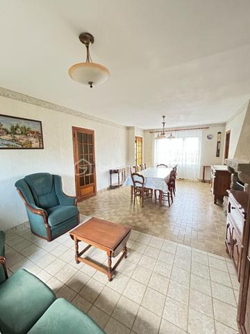 Maison en pierre en sortie de bourg avec fort potentiel pour habitation principale ou investissement locatif.

Cet ensemble immobilier comprend :
-	Une maison d’habitation d’environ 98 m2 qui se compose d’une cuisine équipée, un salon séjour, 2 chambres et 1 bureau, une salle d’eau avec douche, une buanderie
-	Un 1er grenier aménageable d’environ 35 m2
-	Un 2ème grenier aménageable d’environ 75 m2
-	 Un garage indépendant d’environ 50 m2 + 1 appentis dans le prolongement
-	Un hangar d’environ 300 m2 (possibilité de stockage professionnel, location de stationnement caravanes, campings car,…)
-	Le tout sur une parcelle de 1850 m2

Ce bien offre la possibilité de créer 2 maisons totalement indépendantes avec extérieurs privatifs (les ouvertures et accès indépendants existent déjà, il suffit de fermer un mur) ainsi que des espaces pour une activité de location de stockage. 

Un bien parfait pour un investissement ou projet mixte : habitation + activité