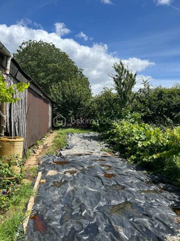 Maison en pierre en sortie de bourg avec fort potentiel pour habitation principale ou investissement locatif.

Cet ensemble immobilier comprend :
-	Une maison d’habitation d’environ 98 m2 qui se compose d’une cuisine équipée, un salon séjour, 2 chambres et 1 bureau, une salle d’eau avec douche, une buanderie
-	Un 1er grenier aménageable d’environ 35 m2
-	Un 2ème grenier aménageable d’environ 75 m2
-	 Un garage indépendant d’environ 50 m2 + 1 appentis dans le prolongement
-	Un hangar d’environ 300 m2 (possibilité de stockage professionnel, location de stationnement caravanes, campings car,…)
-	Le tout sur une parcelle de 1850 m2

Ce bien offre la possibilité de créer 2 maisons totalement indépendantes avec extérieurs privatifs (les ouvertures et accès indépendants existent déjà, il suffit de fermer un mur) ainsi que des espaces pour une activité de location de stockage. 

Un bien parfait pour un investissement ou projet mixte : habitation + activité