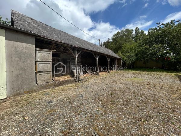 Maison en pierre en sortie de bourg avec fort potentiel pour habitation principale ou investissement locatif.

Cet ensemble immobilier comprend :
-	Une maison d’habitation d’environ 98 m2 qui se compose d’une cuisine équipée, un salon séjour, 2 chambres et 1 bureau, une salle d’eau avec douche, une buanderie
-	Un 1er grenier aménageable d’environ 35 m2
-	Un 2ème grenier aménageable d’environ 75 m2
-	 Un garage indépendant d’environ 50 m2 + 1 appentis dans le prolongement
-	Un hangar d’environ 300 m2 (possibilité de stockage professionnel, location de stationnement caravanes, campings car,…)
-	Le tout sur une parcelle de 1850 m2

Ce bien offre la possibilité de créer 2 maisons totalement indépendantes avec extérieurs privatifs (les ouvertures et accès indépendants existent déjà, il suffit de fermer un mur) ainsi que des espaces pour une activité de location de stockage. 

Un bien parfait pour un investissement ou projet mixte : habitation + activité