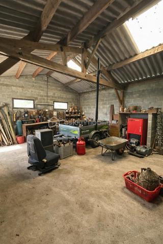 Maison en pierre en sortie de bourg avec fort potentiel pour habitation principale ou investissement locatif.

Cet ensemble immobilier comprend :
-	Une maison d’habitation d’environ 98 m2 qui se compose d’une cuisine équipée, un salon séjour, 2 chambres et 1 bureau, une salle d’eau avec douche, une buanderie
-	Un 1er grenier aménageable d’environ 35 m2
-	Un 2ème grenier aménageable d’environ 75 m2
-	 Un garage indépendant d’environ 50 m2 + 1 appentis dans le prolongement
-	Un hangar d’environ 300 m2 (possibilité de stockage professionnel, location de stationnement caravanes, campings car,…)
-	Le tout sur une parcelle de 1850 m2

Ce bien offre la possibilité de créer 2 maisons totalement indépendantes avec extérieurs privatifs (les ouvertures et accès indépendants existent déjà, il suffit de fermer un mur) ainsi que des espaces pour une activité de location de stockage. 

Un bien parfait pour un investissement ou projet mixte : habitation + activité
