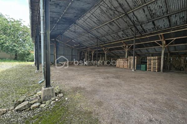 Maison en pierre en sortie de bourg avec fort potentiel pour habitation principale ou investissement locatif.

Cet ensemble immobilier comprend :
-	Une maison d’habitation d’environ 98 m2 qui se compose d’une cuisine équipée, un salon séjour, 2 chambres et 1 bureau, une salle d’eau avec douche, une buanderie
-	Un 1er grenier aménageable d’environ 35 m2
-	Un 2ème grenier aménageable d’environ 75 m2
-	 Un garage indépendant d’environ 50 m2 + 1 appentis dans le prolongement
-	Un hangar d’environ 300 m2 (possibilité de stockage professionnel, location de stationnement caravanes, campings car,…)
-	Le tout sur une parcelle de 1850 m2

Ce bien offre la possibilité de créer 2 maisons totalement indépendantes avec extérieurs privatifs (les ouvertures et accès indépendants existent déjà, il suffit de fermer un mur) ainsi que des espaces pour une activité de location de stockage. 

Un bien parfait pour un investissement ou projet mixte : habitation + activité