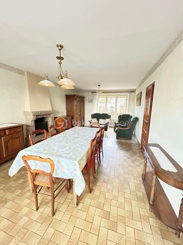 Maison en pierre en sortie de bourg avec fort potentiel pour habitation principale ou investissement locatif.

Cet ensemble immobilier comprend :
-	Une maison d’habitation d’environ 98 m2 qui se compose d’une cuisine équipée, un salon séjour, 2 chambres et 1 bureau, une salle d’eau avec douche, une buanderie
-	Un 1er grenier aménageable d’environ 35 m2
-	Un 2ème grenier aménageable d’environ 75 m2
-	 Un garage indépendant d’environ 50 m2 + 1 appentis dans le prolongement
-	Un hangar d’environ 300 m2 (possibilité de stockage professionnel, location de stationnement caravanes, campings car,…)
-	Le tout sur une parcelle de 1850 m2

Ce bien offre la possibilité de créer 2 maisons totalement indépendantes avec extérieurs privatifs (les ouvertures et accès indépendants existent déjà, il suffit de fermer un mur) ainsi que des espaces pour une activité de location de stockage. 

Un bien parfait pour un investissement ou projet mixte : habitation + activité