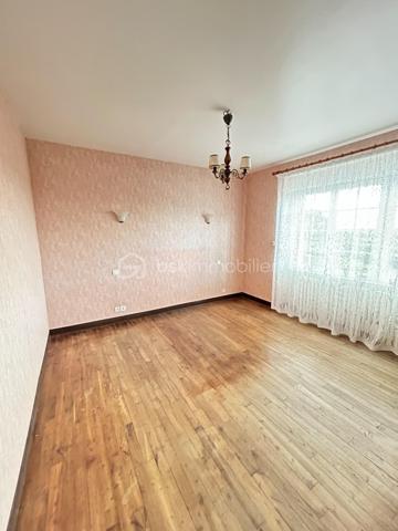 Maison en pierre en sortie de bourg avec fort potentiel pour habitation principale ou investissement locatif.

Cet ensemble immobilier comprend :
-	Une maison d’habitation d’environ 98 m2 qui se compose d’une cuisine équipée, un salon séjour, 2 chambres et 1 bureau, une salle d’eau avec douche, une buanderie
-	Un 1er grenier aménageable d’environ 35 m2
-	Un 2ème grenier aménageable d’environ 75 m2
-	 Un garage indépendant d’environ 50 m2 + 1 appentis dans le prolongement
-	Un hangar d’environ 300 m2 (possibilité de stockage professionnel, location de stationnement caravanes, campings car,…)
-	Le tout sur une parcelle de 1850 m2

Ce bien offre la possibilité de créer 2 maisons totalement indépendantes avec extérieurs privatifs (les ouvertures et accès indépendants existent déjà, il suffit de fermer un mur) ainsi que des espaces pour une activité de location de stockage. 

Un bien parfait pour un investissement ou projet mixte : habitation + activité
