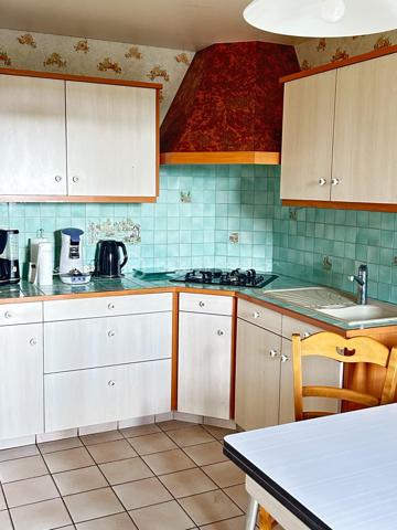 Maison en pierre en sortie de bourg avec fort potentiel pour habitation principale ou investissement locatif.

Cet ensemble immobilier comprend :
-	Une maison d’habitation d’environ 98 m2 qui se compose d’une cuisine équipée, un salon séjour, 2 chambres et 1 bureau, une salle d’eau avec douche, une buanderie
-	Un 1er grenier aménageable d’environ 35 m2
-	Un 2ème grenier aménageable d’environ 75 m2
-	 Un garage indépendant d’environ 50 m2 + 1 appentis dans le prolongement
-	Un hangar d’environ 300 m2 (possibilité de stockage professionnel, location de stationnement caravanes, campings car,…)
-	Le tout sur une parcelle de 1850 m2

Ce bien offre la possibilité de créer 2 maisons totalement indépendantes avec extérieurs privatifs (les ouvertures et accès indépendants existent déjà, il suffit de fermer un mur) ainsi que des espaces pour une activité de location de stockage. 

Un bien parfait pour un investissement ou projet mixte : habitation + activité