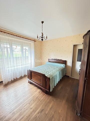 Maison en pierre en sortie de bourg avec fort potentiel pour habitation principale ou investissement locatif.

Cet ensemble immobilier comprend :
-	Une maison d’habitation d’environ 98 m2 qui se compose d’une cuisine équipée, un salon séjour, 2 chambres et 1 bureau, une salle d’eau avec douche, une buanderie
-	Un 1er grenier aménageable d’environ 35 m2
-	Un 2ème grenier aménageable d’environ 75 m2
-	 Un garage indépendant d’environ 50 m2 + 1 appentis dans le prolongement
-	Un hangar d’environ 300 m2 (possibilité de stockage professionnel, location de stationnement caravanes, campings car,…)
-	Le tout sur une parcelle de 1850 m2

Ce bien offre la possibilité de créer 2 maisons totalement indépendantes avec extérieurs privatifs (les ouvertures et accès indépendants existent déjà, il suffit de fermer un mur) ainsi que des espaces pour une activité de location de stockage. 

Un bien parfait pour un investissement ou projet mixte : habitation + activité