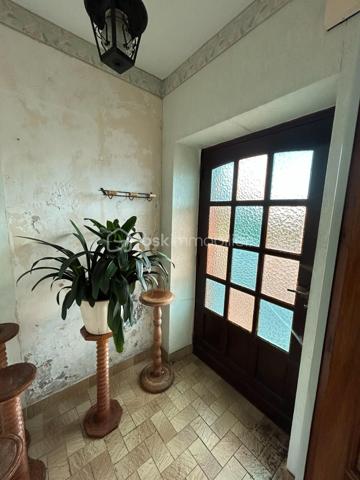 Maison en pierre en sortie de bourg avec fort potentiel pour habitation principale ou investissement locatif.

Cet ensemble immobilier comprend :
-	Une maison d’habitation d’environ 98 m2 qui se compose d’une cuisine équipée, un salon séjour, 2 chambres et 1 bureau, une salle d’eau avec douche, une buanderie
-	Un 1er grenier aménageable d’environ 35 m2
-	Un 2ème grenier aménageable d’environ 75 m2
-	 Un garage indépendant d’environ 50 m2 + 1 appentis dans le prolongement
-	Un hangar d’environ 300 m2 (possibilité de stockage professionnel, location de stationnement caravanes, campings car,…)
-	Le tout sur une parcelle de 1850 m2

Ce bien offre la possibilité de créer 2 maisons totalement indépendantes avec extérieurs privatifs (les ouvertures et accès indépendants existent déjà, il suffit de fermer un mur) ainsi que des espaces pour une activité de location de stockage. 

Un bien parfait pour un investissement ou projet mixte : habitation + activité