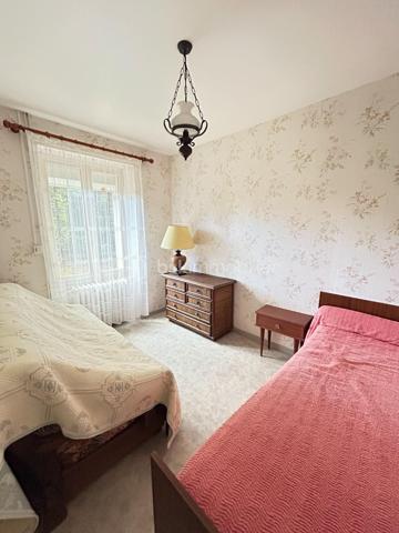 Maison en pierre en sortie de bourg avec fort potentiel pour habitation principale ou investissement locatif.

Cet ensemble immobilier comprend :
-	Une maison d’habitation d’environ 98 m2 qui se compose d’une cuisine équipée, un salon séjour, 2 chambres et 1 bureau, une salle d’eau avec douche, une buanderie
-	Un 1er grenier aménageable d’environ 35 m2
-	Un 2ème grenier aménageable d’environ 75 m2
-	 Un garage indépendant d’environ 50 m2 + 1 appentis dans le prolongement
-	Un hangar d’environ 300 m2 (possibilité de stockage professionnel, location de stationnement caravanes, campings car,…)
-	Le tout sur une parcelle de 1850 m2

Ce bien offre la possibilité de créer 2 maisons totalement indépendantes avec extérieurs privatifs (les ouvertures et accès indépendants existent déjà, il suffit de fermer un mur) ainsi que des espaces pour une activité de location de stockage. 

Un bien parfait pour un investissement ou projet mixte : habitation + activité