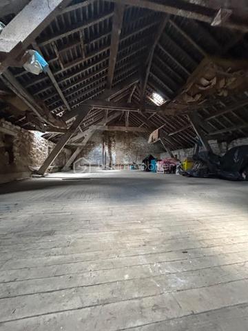 Maison en pierre en sortie de bourg avec fort potentiel pour habitation principale ou investissement locatif.

Cet ensemble immobilier comprend :
-	Une maison d’habitation d’environ 98 m2 qui se compose d’une cuisine équipée, un salon séjour, 2 chambres et 1 bureau, une salle d’eau avec douche, une buanderie
-	Un 1er grenier aménageable d’environ 35 m2
-	Un 2ème grenier aménageable d’environ 75 m2
-	 Un garage indépendant d’environ 50 m2 + 1 appentis dans le prolongement
-	Un hangar d’environ 300 m2 (possibilité de stockage professionnel, location de stationnement caravanes, campings car,…)
-	Le tout sur une parcelle de 1850 m2

Ce bien offre la possibilité de créer 2 maisons totalement indépendantes avec extérieurs privatifs (les ouvertures et accès indépendants existent déjà, il suffit de fermer un mur) ainsi que des espaces pour une activité de location de stockage. 

Un bien parfait pour un investissement ou projet mixte : habitation + activité