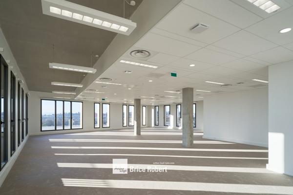 Bureaux à louer à Dardilly dans immeuble neuf avec nombreux parkings