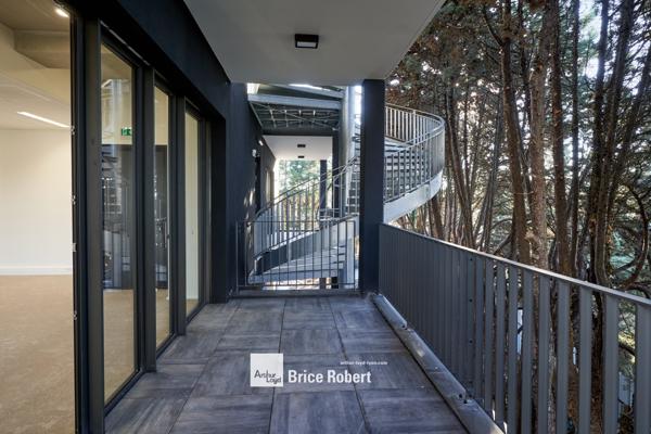 Bureaux à louer à Dardilly dans immeuble neuf avec nombreux parkings
