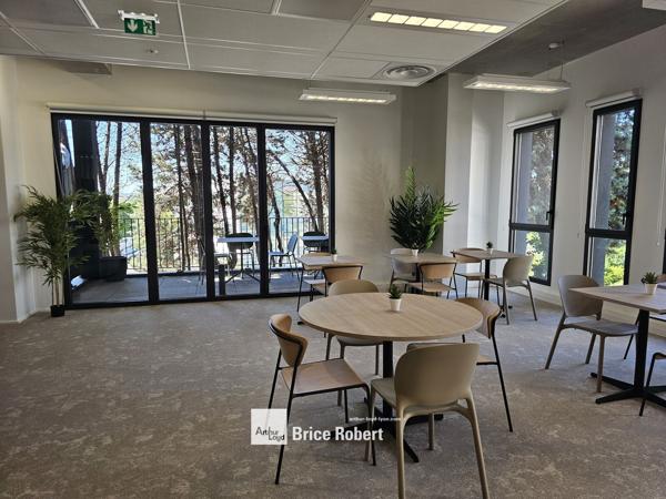 Bureaux à louer à Dardilly dans immeuble neuf avec nombreux parkings