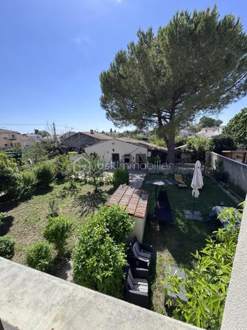 Maison familiale de charme avec dépendances et jardin piscinable – Marsillargues

Située au cœur du village de Marsillargues, dans un environnement calme et privilégié, cette belle propriété d’environ 200 m² offre de nombreuses possibilités d’aménagement et séduira aussi bien une grande famille qu’un investisseur ou un professionnel souhaitant allier habitation et activité.

Édifiée sur une parcelle paysagée de 590 m² piscinable, la maison principale se développe sur deux niveaux et propose de généreux volumes baignés de lumière.

La propriété se compose de :

* Une habitation principale spacieuse et fonctionnelle
* 8 pièces dont 6 chambres
* Deux garages, dont un vaste garage de 35 m²
* Un appartement indépendant aménagé au niveau des garages, idéal pour recevoir, loger un proche ou développer un projet locatif
* Deux buanderies
* Une dépendance indépendante d’environ 37 m² située au fond du jardin, à aménager selon vos envies : studio, atelier, espace professionnel ou logement complémentaire
* Un agréable jardin arboré avec espace détente et potentiel piscine

Côté prestations :

* Menuiseries PVC
* Volets roulants
* Deux portails coulissants automatisés en aluminium
* Porte de garage motorisée
* Forage

Cette propriété rare combine parfaitement confort, potentiel et modularité. Grâce à ses différents espaces de vie et dépendances, elle s’adapte à de nombreux projets : résidence familiale, regroupement intergénérationnel, activité libérale ou investissement locatif.

Un bien aux multiples atouts à découvrir sans tarder.