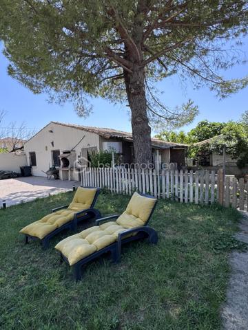 Maison familiale de charme avec dépendances et jardin piscinable – Marsillargues

Située au cœur du village de Marsillargues, dans un environnement calme et privilégié, cette belle propriété d’environ 200 m² offre de nombreuses possibilités d’aménagement et séduira aussi bien une grande famille qu’un investisseur ou un professionnel souhaitant allier habitation et activité.

Édifiée sur une parcelle paysagée de 590 m² piscinable, la maison principale se développe sur deux niveaux et propose de généreux volumes baignés de lumière.

La propriété se compose de :

* Une habitation principale spacieuse et fonctionnelle
* 8 pièces dont 6 chambres
* Deux garages, dont un vaste garage de 35 m²
* Un appartement indépendant aménagé au niveau des garages, idéal pour recevoir, loger un proche ou développer un projet locatif
* Deux buanderies
* Une dépendance indépendante d’environ 37 m² située au fond du jardin, à aménager selon vos envies : studio, atelier, espace professionnel ou logement complémentaire
* Un agréable jardin arboré avec espace détente et potentiel piscine

Côté prestations :

* Menuiseries PVC
* Volets roulants
* Deux portails coulissants automatisés en aluminium
* Porte de garage motorisée
* Forage

Cette propriété rare combine parfaitement confort, potentiel et modularité. Grâce à ses différents espaces de vie et dépendances, elle s’adapte à de nombreux projets : résidence familiale, regroupement intergénérationnel, activité libérale ou investissement locatif.

Un bien aux multiples atouts à découvrir sans tarder.
