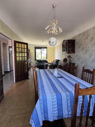 Maison familiale de charme avec dépendances et jardin piscinable – Marsillargues

Située au cœur du village de Marsillargues, dans un environnement calme et privilégié, cette belle propriété d’environ 200 m² offre de nombreuses possibilités d’aménagement et séduira aussi bien une grande famille qu’un investisseur ou un professionnel souhaitant allier habitation et activité.

Édifiée sur une parcelle paysagée de 590 m² piscinable, la maison principale se développe sur deux niveaux et propose de généreux volumes baignés de lumière.

La propriété se compose de :

* Une habitation principale spacieuse et fonctionnelle
* 8 pièces dont 6 chambres
* Deux garages, dont un vaste garage de 35 m²
* Un appartement indépendant aménagé au niveau des garages, idéal pour recevoir, loger un proche ou développer un projet locatif
* Deux buanderies
* Une dépendance indépendante d’environ 37 m² située au fond du jardin, à aménager selon vos envies : studio, atelier, espace professionnel ou logement complémentaire
* Un agréable jardin arboré avec espace détente et potentiel piscine

Côté prestations :

* Menuiseries PVC
* Volets roulants
* Deux portails coulissants automatisés en aluminium
* Porte de garage motorisée
* Forage

Cette propriété rare combine parfaitement confort, potentiel et modularité. Grâce à ses différents espaces de vie et dépendances, elle s’adapte à de nombreux projets : résidence familiale, regroupement intergénérationnel, activité libérale ou investissement locatif.

Un bien aux multiples atouts à découvrir sans tarder.