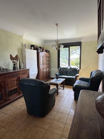 Maison familiale de charme avec dépendances et jardin piscinable – Marsillargues

Située au cœur du village de Marsillargues, dans un environnement calme et privilégié, cette belle propriété d’environ 200 m² offre de nombreuses possibilités d’aménagement et séduira aussi bien une grande famille qu’un investisseur ou un professionnel souhaitant allier habitation et activité.

Édifiée sur une parcelle paysagée de 590 m² piscinable, la maison principale se développe sur deux niveaux et propose de généreux volumes baignés de lumière.

La propriété se compose de :

* Une habitation principale spacieuse et fonctionnelle
* 8 pièces dont 6 chambres
* Deux garages, dont un vaste garage de 35 m²
* Un appartement indépendant aménagé au niveau des garages, idéal pour recevoir, loger un proche ou développer un projet locatif
* Deux buanderies
* Une dépendance indépendante d’environ 37 m² située au fond du jardin, à aménager selon vos envies : studio, atelier, espace professionnel ou logement complémentaire
* Un agréable jardin arboré avec espace détente et potentiel piscine

Côté prestations :

* Menuiseries PVC
* Volets roulants
* Deux portails coulissants automatisés en aluminium
* Porte de garage motorisée
* Forage

Cette propriété rare combine parfaitement confort, potentiel et modularité. Grâce à ses différents espaces de vie et dépendances, elle s’adapte à de nombreux projets : résidence familiale, regroupement intergénérationnel, activité libérale ou investissement locatif.

Un bien aux multiples atouts à découvrir sans tarder.