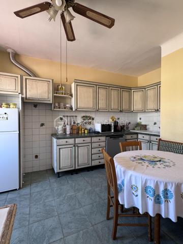 Maison familiale de charme avec dépendances et jardin piscinable – Marsillargues

Située au cœur du village de Marsillargues, dans un environnement calme et privilégié, cette belle propriété d’environ 200 m² offre de nombreuses possibilités d’aménagement et séduira aussi bien une grande famille qu’un investisseur ou un professionnel souhaitant allier habitation et activité.

Édifiée sur une parcelle paysagée de 590 m² piscinable, la maison principale se développe sur deux niveaux et propose de généreux volumes baignés de lumière.

La propriété se compose de :

* Une habitation principale spacieuse et fonctionnelle
* 8 pièces dont 6 chambres
* Deux garages, dont un vaste garage de 35 m²
* Un appartement indépendant aménagé au niveau des garages, idéal pour recevoir, loger un proche ou développer un projet locatif
* Deux buanderies
* Une dépendance indépendante d’environ 37 m² située au fond du jardin, à aménager selon vos envies : studio, atelier, espace professionnel ou logement complémentaire
* Un agréable jardin arboré avec espace détente et potentiel piscine

Côté prestations :

* Menuiseries PVC
* Volets roulants
* Deux portails coulissants automatisés en aluminium
* Porte de garage motorisée
* Forage

Cette propriété rare combine parfaitement confort, potentiel et modularité. Grâce à ses différents espaces de vie et dépendances, elle s’adapte à de nombreux projets : résidence familiale, regroupement intergénérationnel, activité libérale ou investissement locatif.

Un bien aux multiples atouts à découvrir sans tarder.