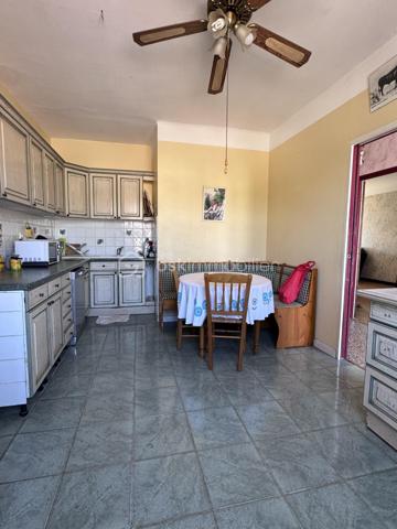 Maison familiale de charme avec dépendances et jardin piscinable – Marsillargues

Située au cœur du village de Marsillargues, dans un environnement calme et privilégié, cette belle propriété d’environ 200 m² offre de nombreuses possibilités d’aménagement et séduira aussi bien une grande famille qu’un investisseur ou un professionnel souhaitant allier habitation et activité.

Édifiée sur une parcelle paysagée de 590 m² piscinable, la maison principale se développe sur deux niveaux et propose de généreux volumes baignés de lumière.

La propriété se compose de :

* Une habitation principale spacieuse et fonctionnelle
* 8 pièces dont 6 chambres
* Deux garages, dont un vaste garage de 35 m²
* Un appartement indépendant aménagé au niveau des garages, idéal pour recevoir, loger un proche ou développer un projet locatif
* Deux buanderies
* Une dépendance indépendante d’environ 37 m² située au fond du jardin, à aménager selon vos envies : studio, atelier, espace professionnel ou logement complémentaire
* Un agréable jardin arboré avec espace détente et potentiel piscine

Côté prestations :

* Menuiseries PVC
* Volets roulants
* Deux portails coulissants automatisés en aluminium
* Porte de garage motorisée
* Forage

Cette propriété rare combine parfaitement confort, potentiel et modularité. Grâce à ses différents espaces de vie et dépendances, elle s’adapte à de nombreux projets : résidence familiale, regroupement intergénérationnel, activité libérale ou investissement locatif.

Un bien aux multiples atouts à découvrir sans tarder.