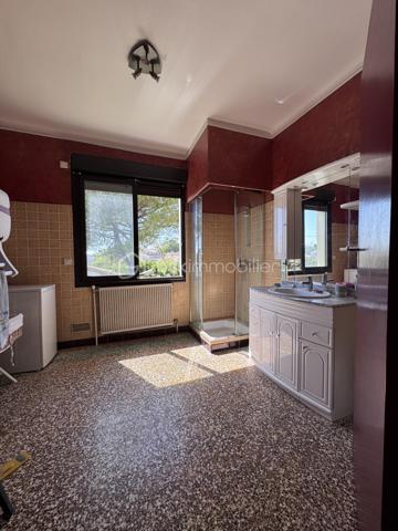 Maison familiale de charme avec dépendances et jardin piscinable – Marsillargues

Située au cœur du village de Marsillargues, dans un environnement calme et privilégié, cette belle propriété d’environ 200 m² offre de nombreuses possibilités d’aménagement et séduira aussi bien une grande famille qu’un investisseur ou un professionnel souhaitant allier habitation et activité.

Édifiée sur une parcelle paysagée de 590 m² piscinable, la maison principale se développe sur deux niveaux et propose de généreux volumes baignés de lumière.

La propriété se compose de :

* Une habitation principale spacieuse et fonctionnelle
* 8 pièces dont 6 chambres
* Deux garages, dont un vaste garage de 35 m²
* Un appartement indépendant aménagé au niveau des garages, idéal pour recevoir, loger un proche ou développer un projet locatif
* Deux buanderies
* Une dépendance indépendante d’environ 37 m² située au fond du jardin, à aménager selon vos envies : studio, atelier, espace professionnel ou logement complémentaire
* Un agréable jardin arboré avec espace détente et potentiel piscine

Côté prestations :

* Menuiseries PVC
* Volets roulants
* Deux portails coulissants automatisés en aluminium
* Porte de garage motorisée
* Forage

Cette propriété rare combine parfaitement confort, potentiel et modularité. Grâce à ses différents espaces de vie et dépendances, elle s’adapte à de nombreux projets : résidence familiale, regroupement intergénérationnel, activité libérale ou investissement locatif.

Un bien aux multiples atouts à découvrir sans tarder.